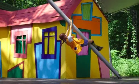 Foto: Pippi Langstrumpf klettert an der Villa Kunterbunt