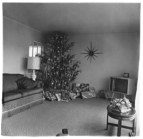 Diane Arbus, Xmas tree in a living room in Levittown, L.I. 1962 © The Estate of Diane Arbus, Collection Maja Hoffmann/LUMA Foundation