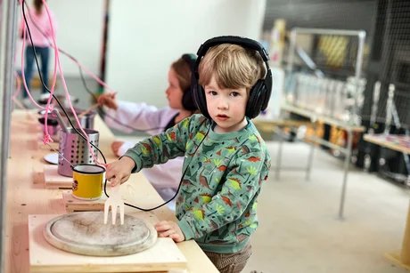 Zwei Kinder mit Kopfhörern im Musikbereich des Knidermuseums