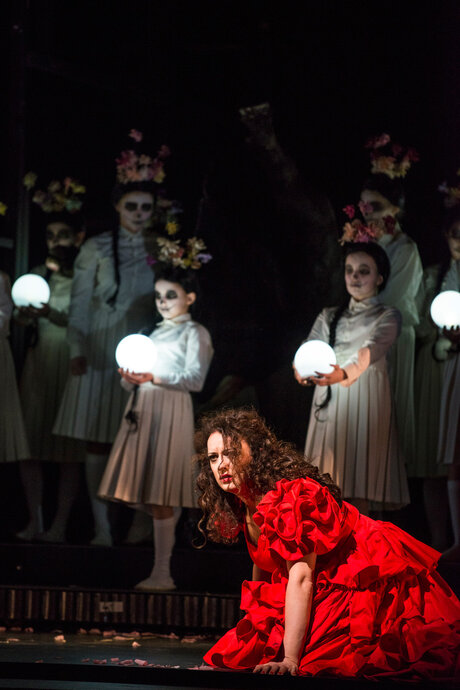 Clémentine Margaine als Carmen, Kinderchor der Deutschen Oper Berlin