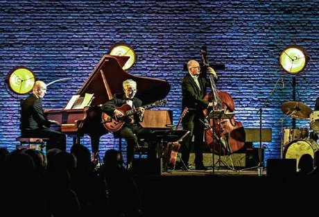 CHRIS HOPKINS' SWINGING CHRISTMAS