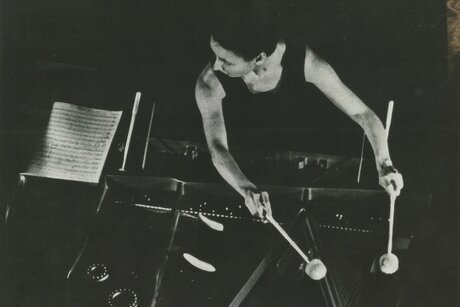 Schwarzweißfoto von oben: Lucia Dlugoszewski am Timbre-Piano