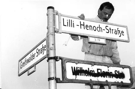 Unveiling of the street sign at the renaming of Klement-Gottwald-Allee to Berliner Allee in Berlin-Weißensee, 31 August 1991