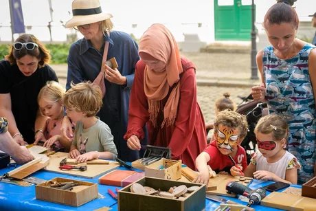 Kinder und Erwachsene in der Bauwerkstatt