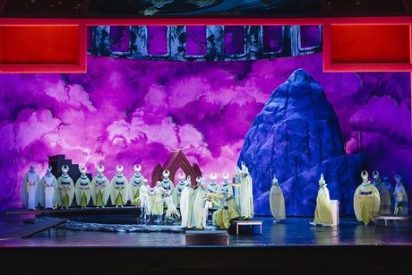 Eine Szenenimpression aus SUOR ANGELICA (Regie: Pinar Karabulut) mit dem Chor der Deutschen Oper BerlinEike Walkenhorst