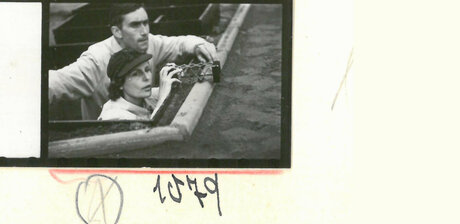Arthur Grimm: Leni Riefenstahl und Walter Frentz bei den Dreharbeiten zum Olympia-Film 1936. Ausschnitt aus einem Kontaktbogen, Silbergelatinepapier auf Karton.