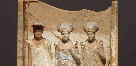 Miniatur-Schrein mit Figuren des Gottes Hermes und zwei Frauen