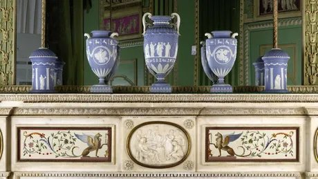 Wedgewood-Porzellan auf dem Kaminsims in der Grünen Kammer, im Marmorpalais