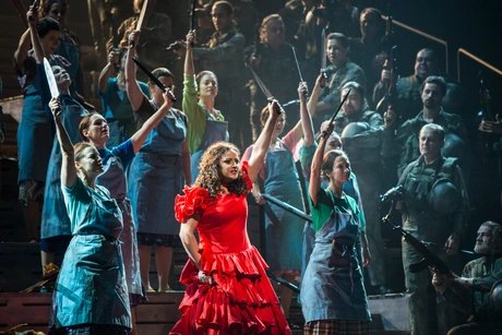 Clémentine Margaine als Carmen, Chor der Deutschen Oper Berlin