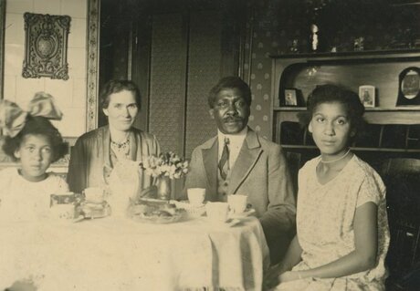 Mandenga und Emilie Diek mit ihren Töchtern Erika und Dorothea, Danzig, 1920er JahrePrivatbesitz Reiprich