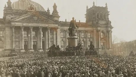 Ausrufung der Republik 1918 vor dem Berliner Reichstag