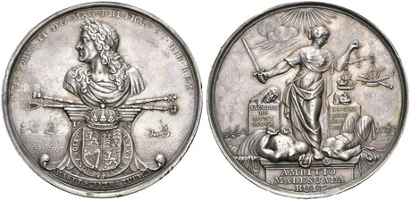 Auf der Medaille von Robert Arondeaux hält Justitia die Waage in der Hand. Die Kronen wiegen schwerer als Schlange und Schwerter als Symbole der hingerichteten Anführer der Monmouth Rebellion gegen den König. Auf den Postamenten liegen die Köpfe des 