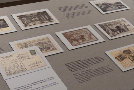 Blick in die Ausstellung Aus der Zeit - Eine Kreuzberger Postkartensammlung 1890-1945