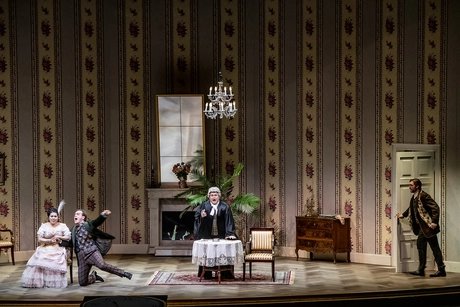 Hulkar Sabirova als Rosalinde, Thomas Blondelle als Eisenstein, Jörg Schörner als Dr. Blind, Attilio Glaser als AlfredBettina Stöß