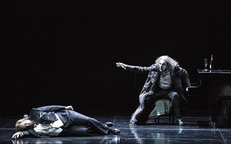 Jürgen Linn als Alberich, Clay Hilley als Siegfried