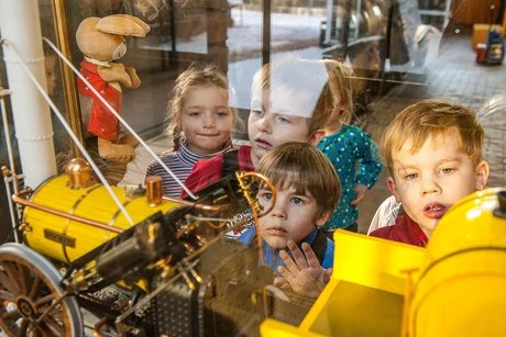 Kinder vor einer Vitrine