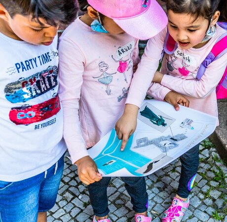 Kinder entdecken das Nikolaiviertel und Berlin mit ihren selbst gestalteten Karten.