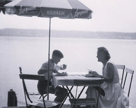 Fotografie von Dirk Kaesler und seiner Mutter unter einem Langnese-Schirm. Historische Fotografie aus Privatbesitz.