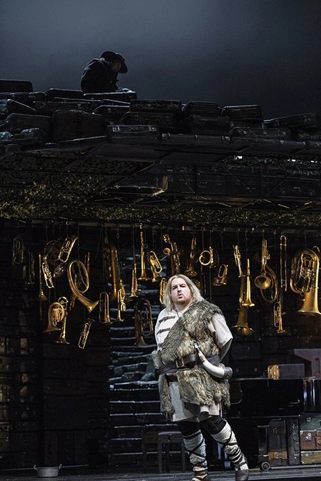Clay Hilley als Siegfried