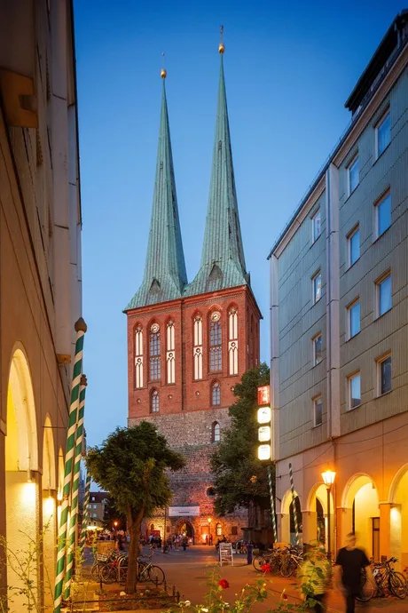 Das Museum Nikolaikirche bei Nacht.