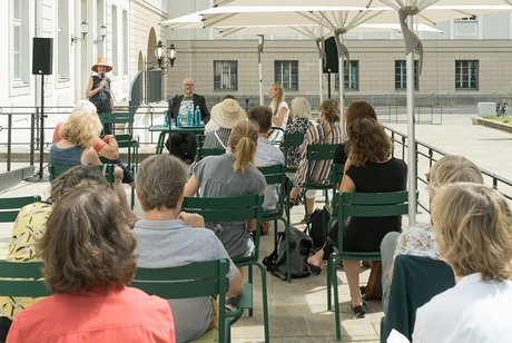 Gespräch auf der Terrasse