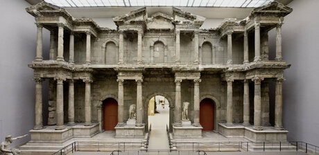 Markttor von Milet. Erbaut um 100 n. Chr., ausgegraben 1903-1905, im Pergamonmuseum rekonstruiert 1928-1929.