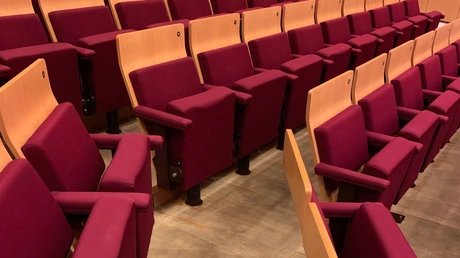 Stuhlreihen im Konzertsaal des Musikinstrumenten-Museum