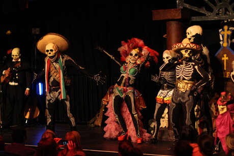 "Aufmarsch der Skelette" im Rahmen des mexikanischen Totenfests des Vereins Calaca e.V.