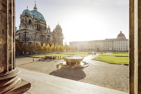 Berliner Dom und Humboldt Forum vom Alten Museum aus gesehen