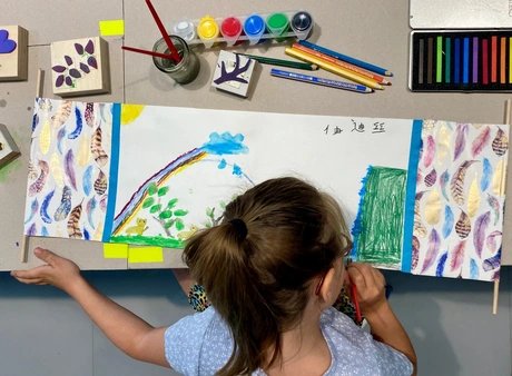 Mädchen im Workshop "Rollbilder, Faltbücher und die Kunst, Geschichten zu erzählen"