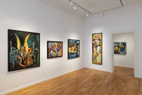 Ausstellungsansicht „KLASSE IN WEIßENSEE! Wolfgang Peuker und seine Schüler:innen", Stiftung Kunstforum Berliner Volksbank