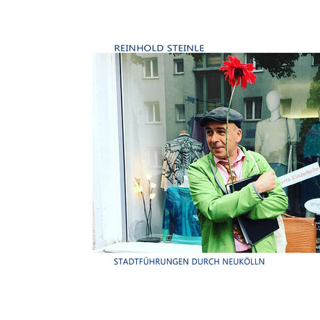 Stadtführer Reinhold Steinle vor einem Schaufenster in Neukölln