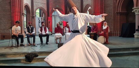 Veranstaltung des Sufi-Zentrums Rabbaniyya am Tag der Religionen in der Heilig-Kreuz-Kirche, Berlin