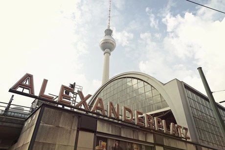 S-Bahnhof Alexanderplatz mit Fernsehturm im Hintergrund