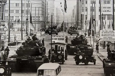 Will McBride_ Konfrontation am CheckPoint Charlie_1961