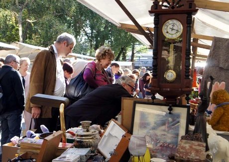 Berliner Antikflohmarkt auf der Trabrennbahn KARLSHORST