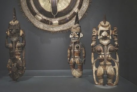 Zweigeschlechtliche Darstellung der Figur eines Ahnengeistes aus Papua-Neuguinea