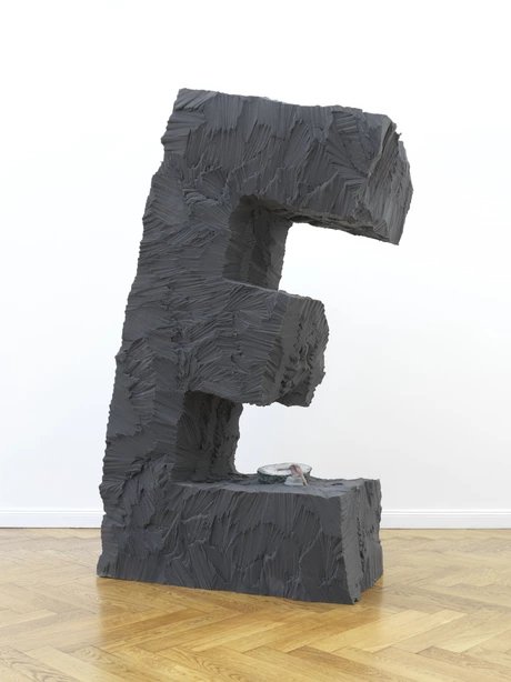 Ich liebe das Leben, 2024, Schaumstoff, Amethyst, Kerze, 200 x 110 x 60 cm