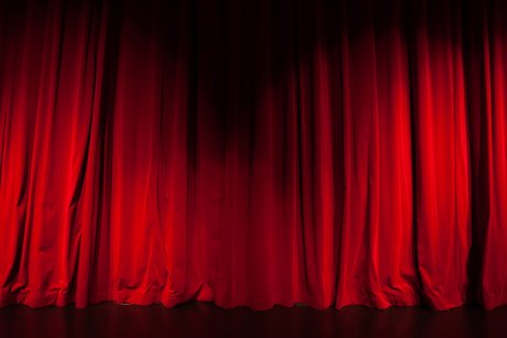 Vorhang aus dem Theater mit einem Scheinwerfer als Hintergrund