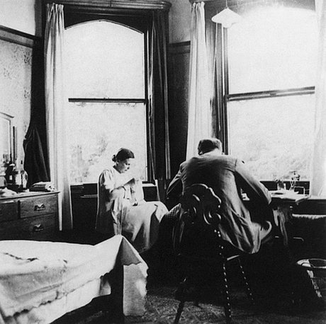 Sabine und Gerhard Leibholz nach ihrer Emigration in einer Pension in London, Forest-Hill