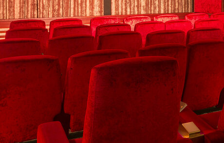 Rote Sitzreihen in einem Kinosaal