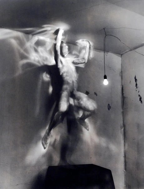 Klaus Elle, aus der Serie: „Erleuchtungen“, 1986-1988, Silbergelatineabzug, getont, 50 x 60 cm