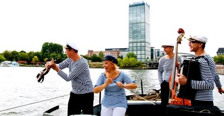 Chanson-Nette mit Trio Scho an Bord auf der Spree.