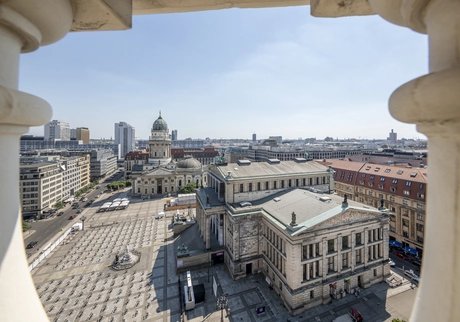Blick vom Französischen Dom auf den deutschen Dom und das Konzerthaus am Gendarmenmarkt,