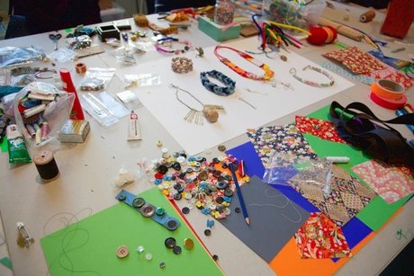 Recyclingmaterialien zum Herstellen von Schmuck im Workshop "Verzier dich!"