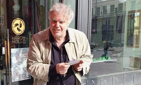 Wilhelm Droste vor seinem Café in Budapest