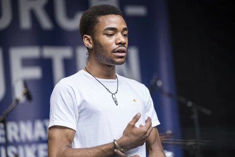 Poems & Sounds mit Logan February