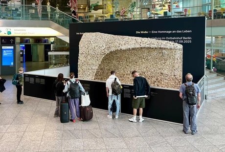 Die Welle - Exponat von Iris Schieferstein im Ostbahnhof