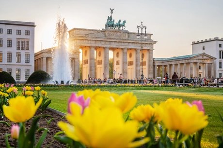 Der Pariser Platz mit Brandenburger Tor im Frühjahr