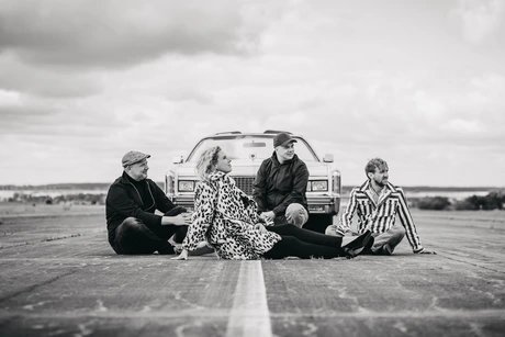 Jule Spindler & Band „Ellenbogen zum Fenster raus“